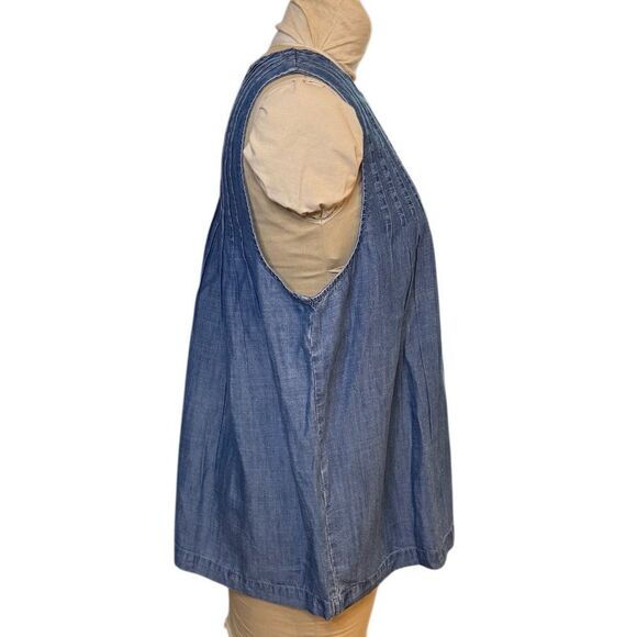 GAP Denim Chambray Sleeveless Top Sz. XL Pin Tuck Pleats Keyhole Closure - Picture 3 of 8